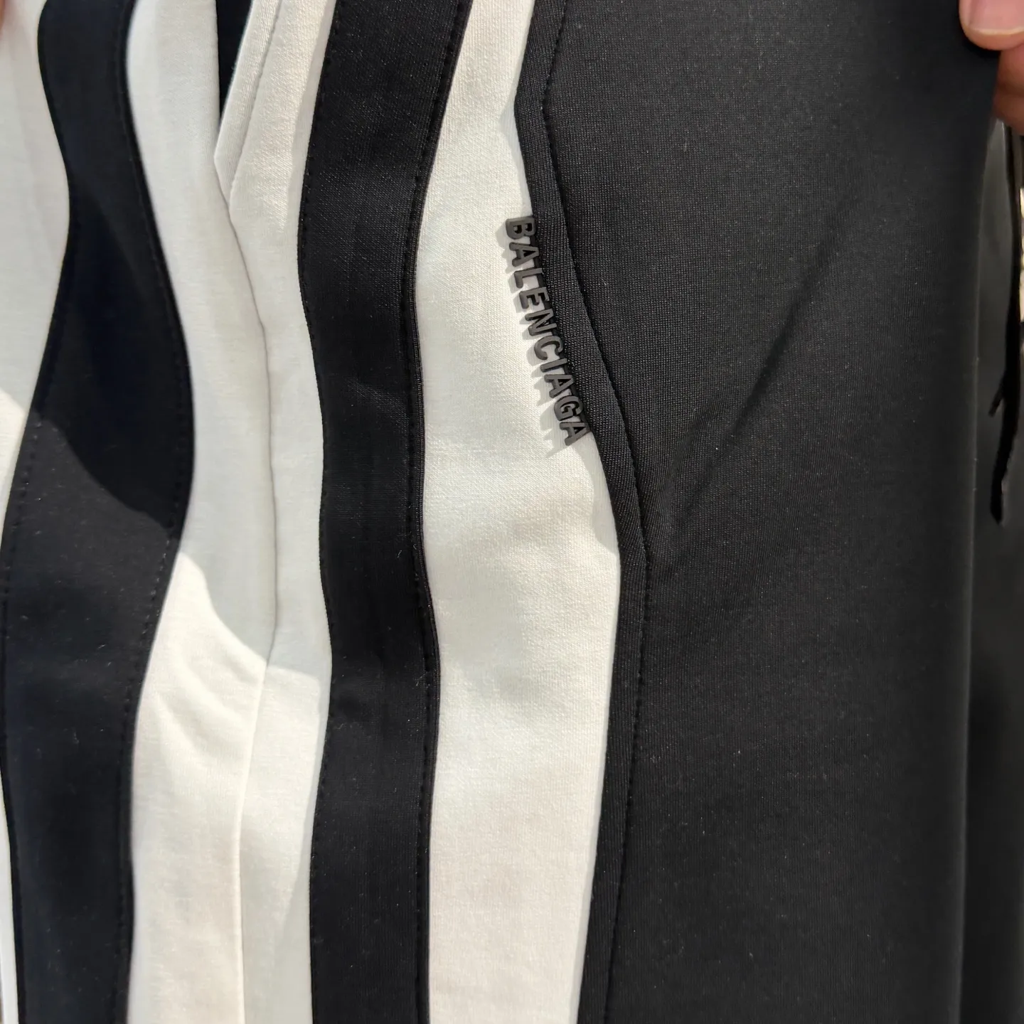 Balenciaga's three-standard complete 2026 summer New Arrival men's casual shorts, advanced custom-made Breathable fabric, Breathable fabric, extremely stretchy and comfortable, impeccable details, top-grade accessories, original logo design concept, delicate and soft feel! The upper body fit is awesome! Size: M-XXXL Please state your height and weight when ordering